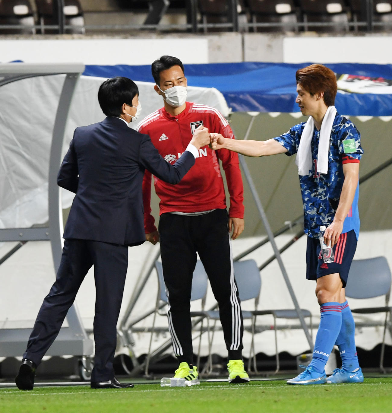日本対ミャンマー　試合を終えタッチを交わす、左から森保監督、吉田、大迫（撮影・横山健太）