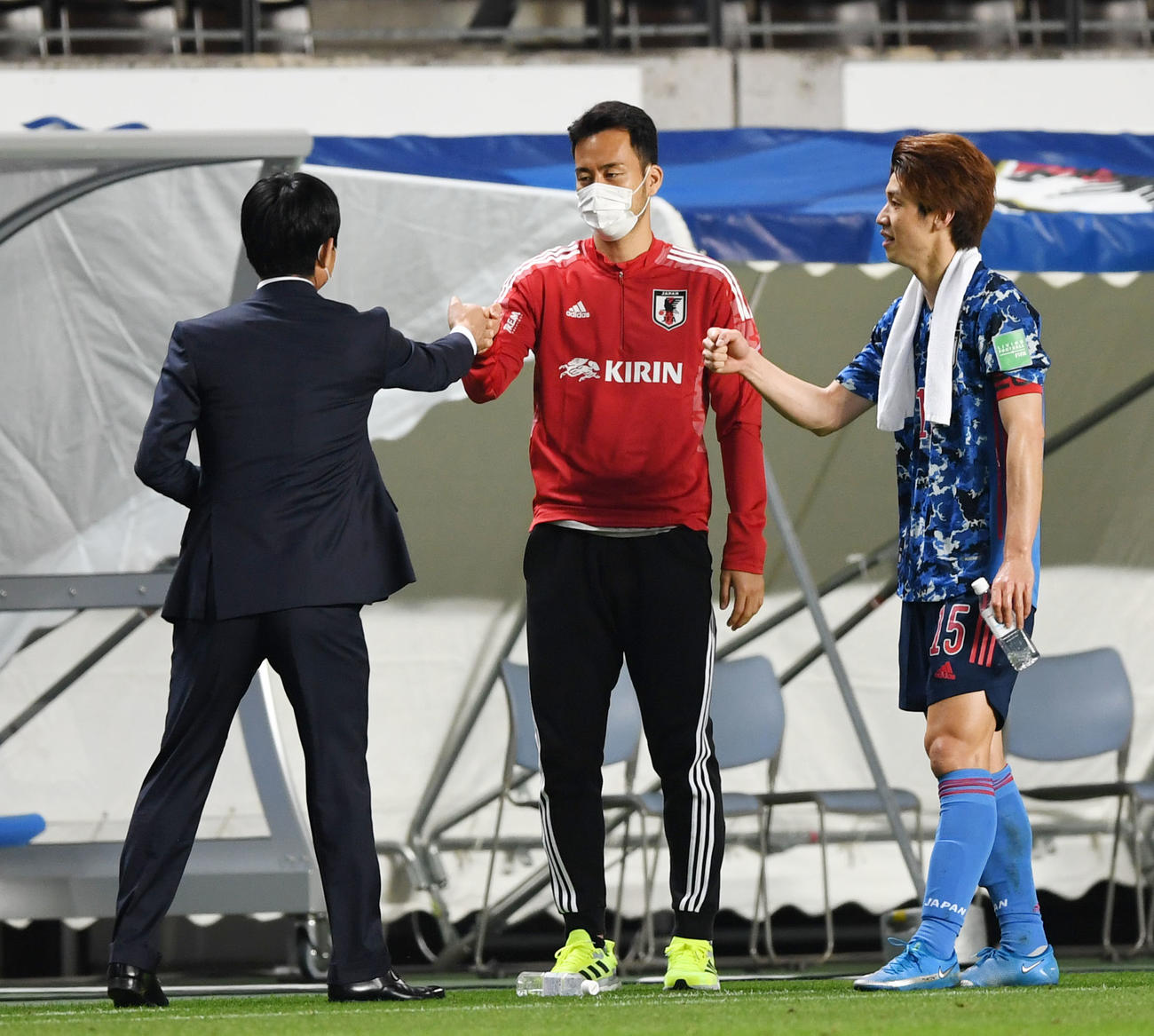 日本対ミャンマー　試合を終えタッチを交わす、左から森保監督、吉田、大迫（撮影・横山健太）
