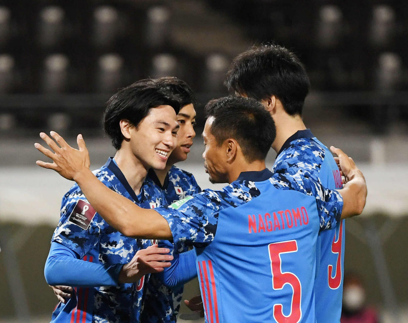 日本対ミャンマー　前半、先制ゴールを決めた南野（左）は祝福を受け笑顔を見せる（撮影・横山健太）
