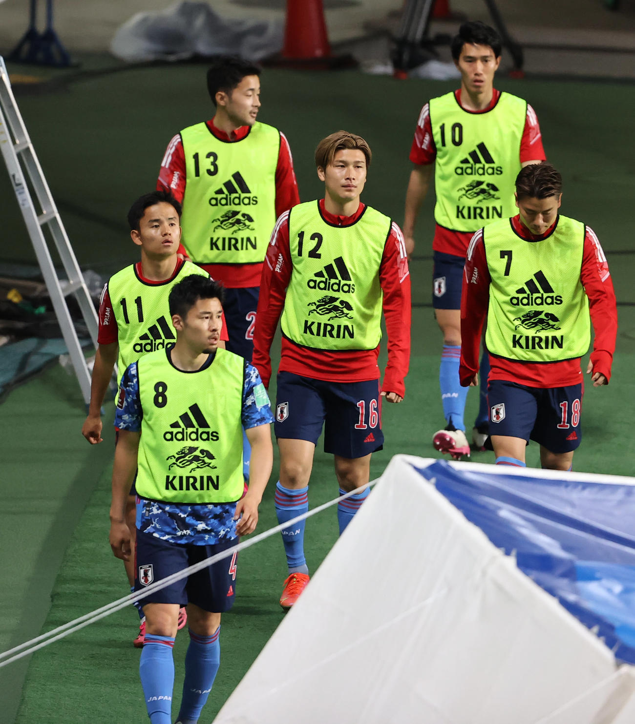 日本対ミャンマー　ベンチ脇でウオーミングアップする久保（左）ら選手たち（撮影・垰建太）