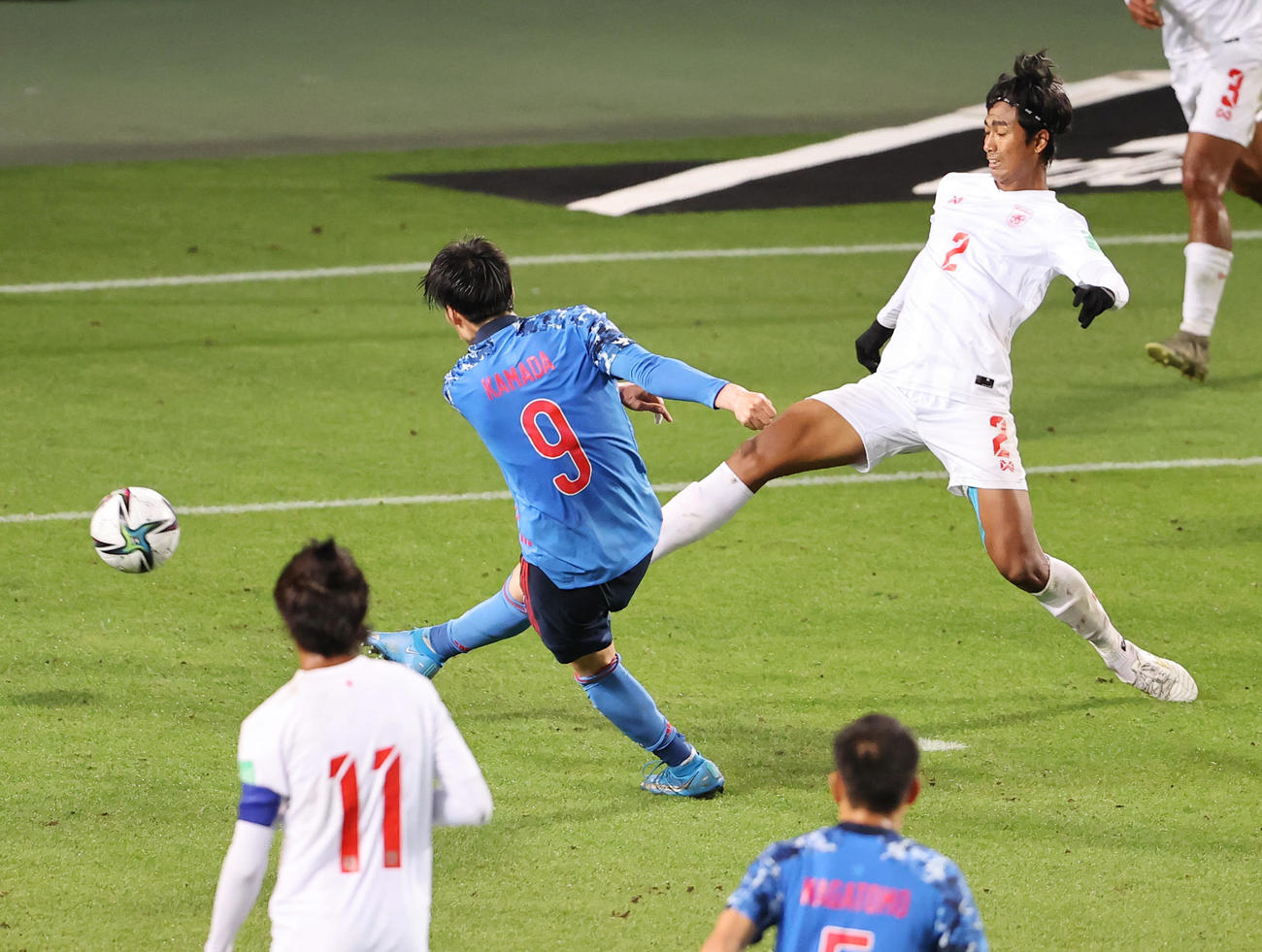 日本対ミャンマー　後半、右足でゴールを決める鎌田（2021年5月28日撮影）