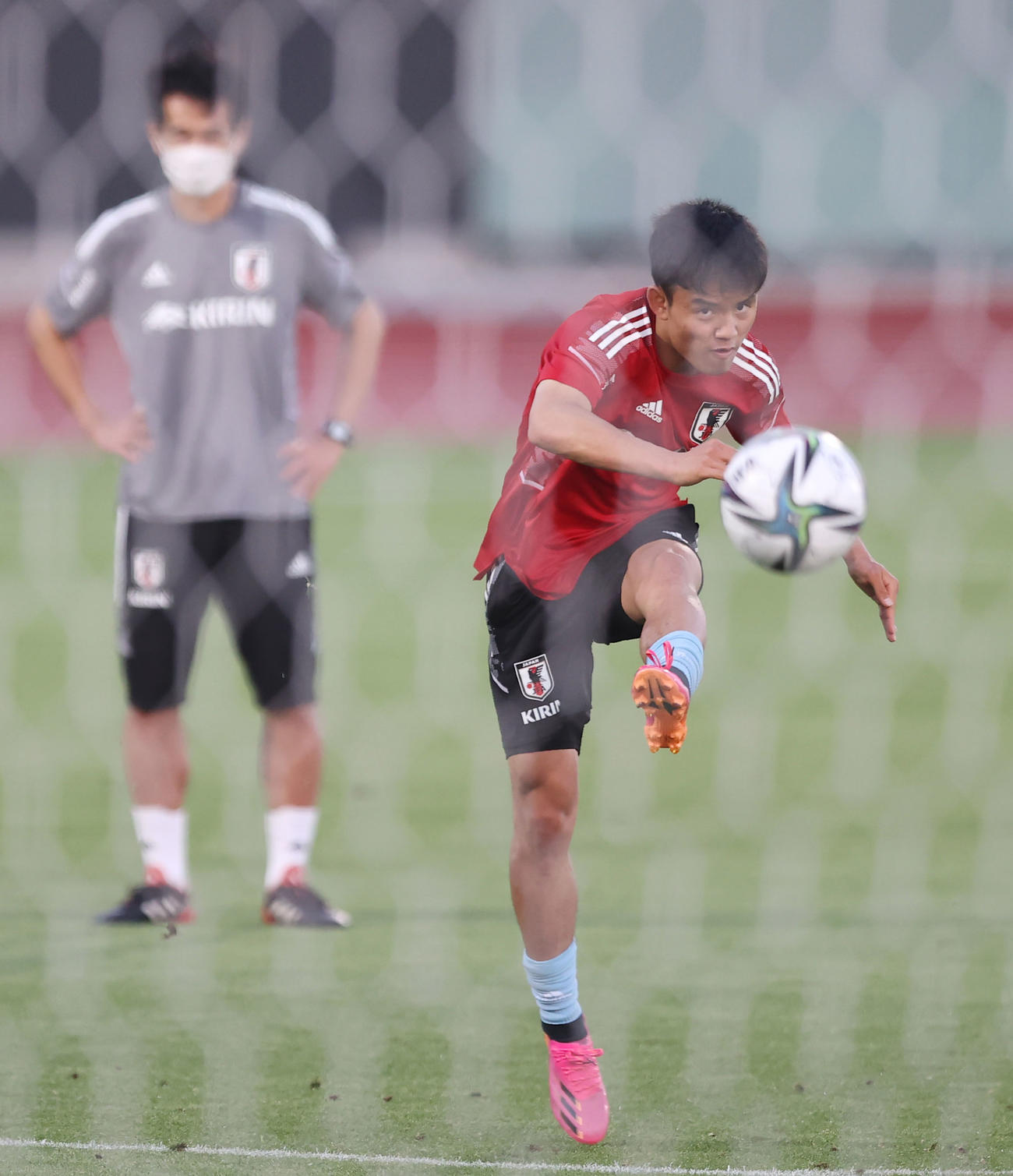シュート練習を行う久保（撮影・垰建太）