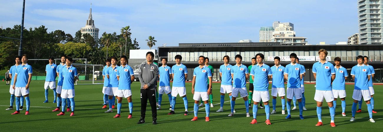 練習前、日本代表100周年記念ユニホームを着て集合写真に納まる選手たち。中央は森保監督（撮影・垰建太）