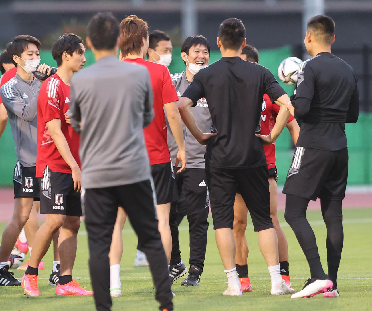 選手たちと笑顔を見せる森保監督（中央）（撮影・垰建太）