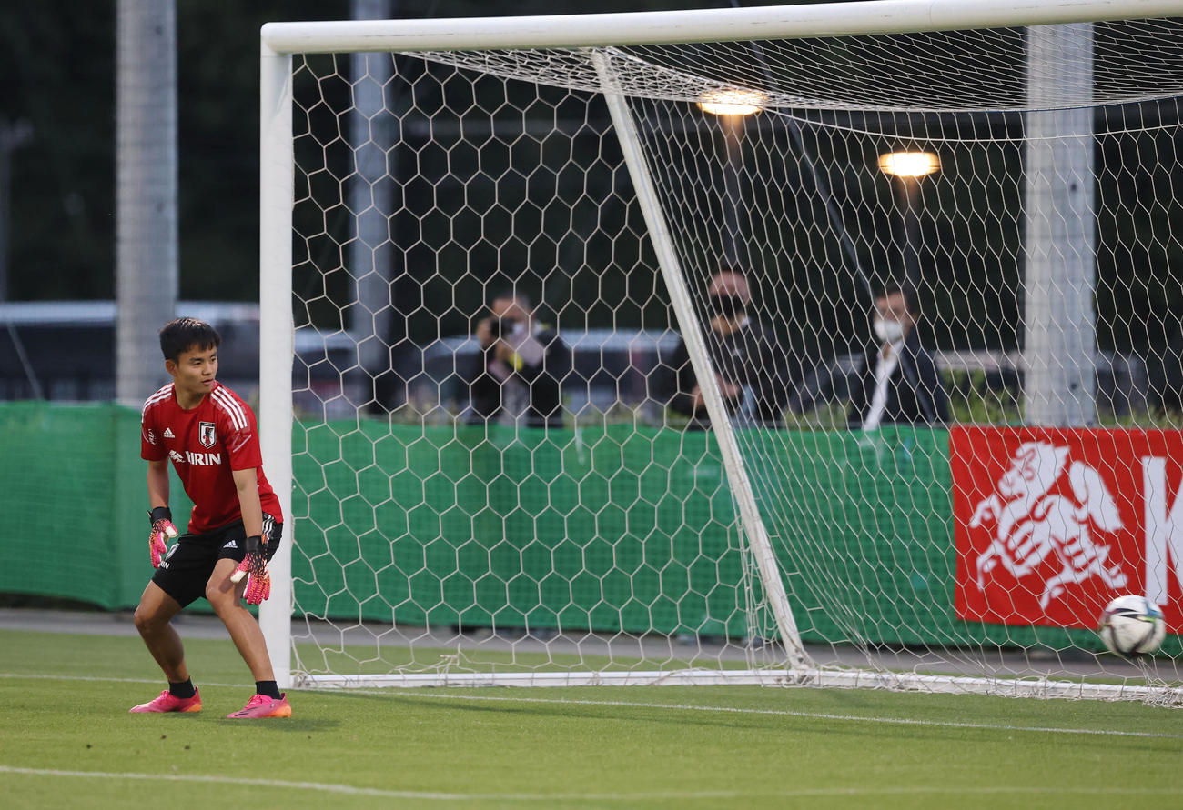 GK久保は原口のシュートに反応できず見送る（2021年5月30日撮影）