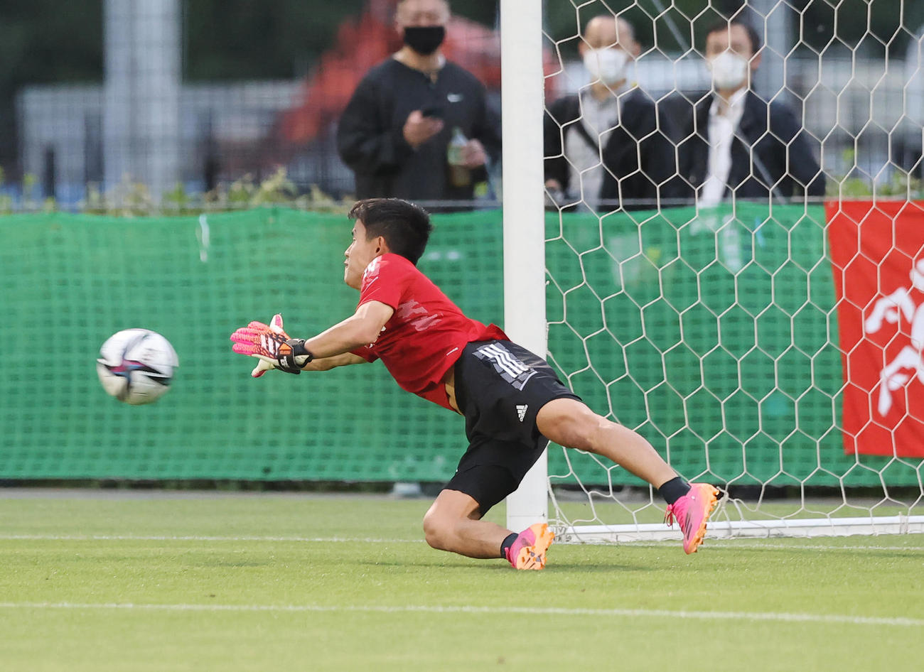 原口のシュート練習でGKを務める久保（2021年5月30日撮影）