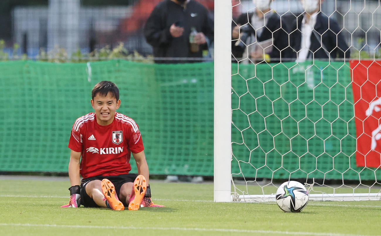 原口のシュート練習でGKを務める久保（2021年5月30日撮影）