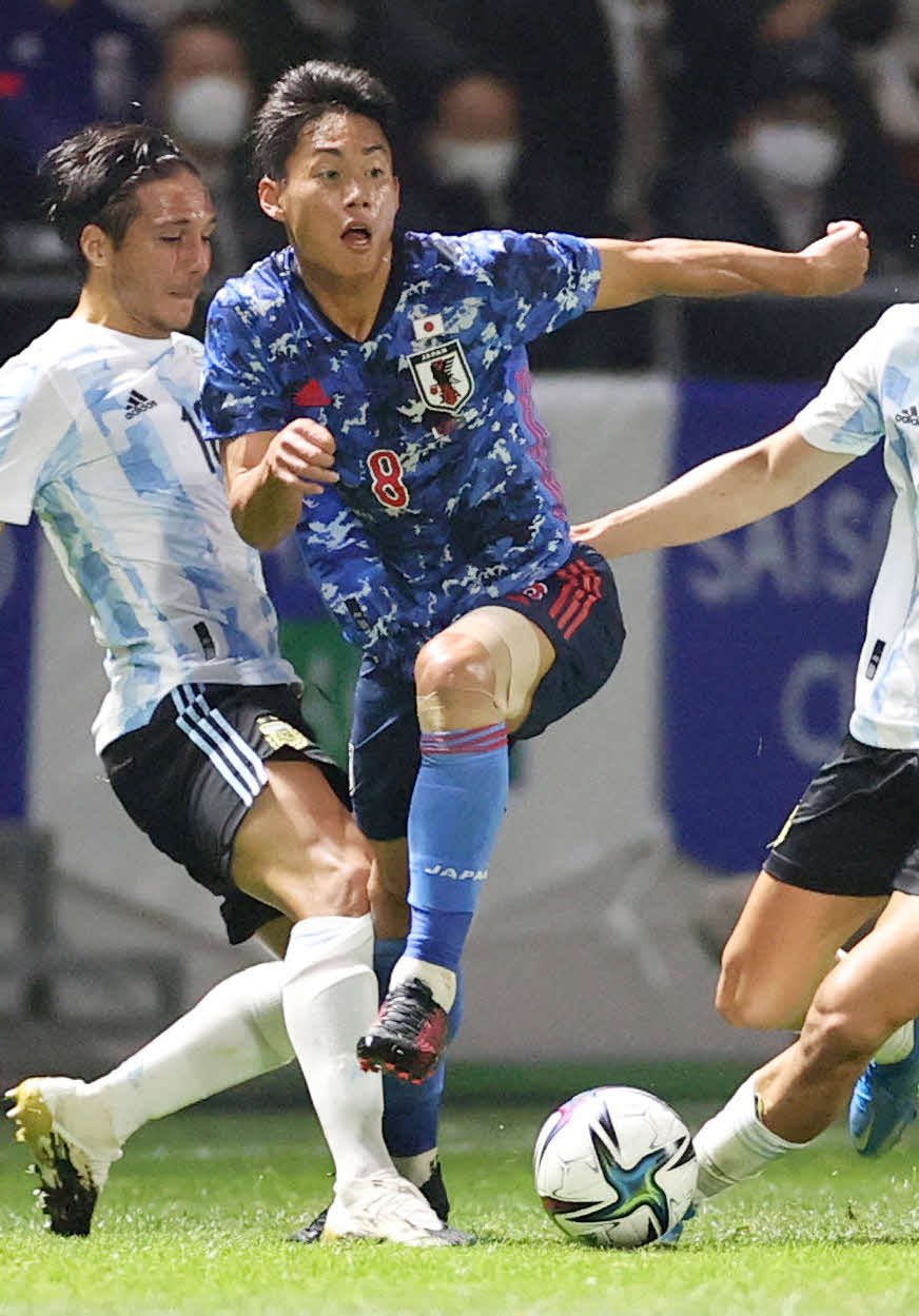 U－24国際親善試合アルゼンチン戦で競り合う林大地（2021年3月撮影）