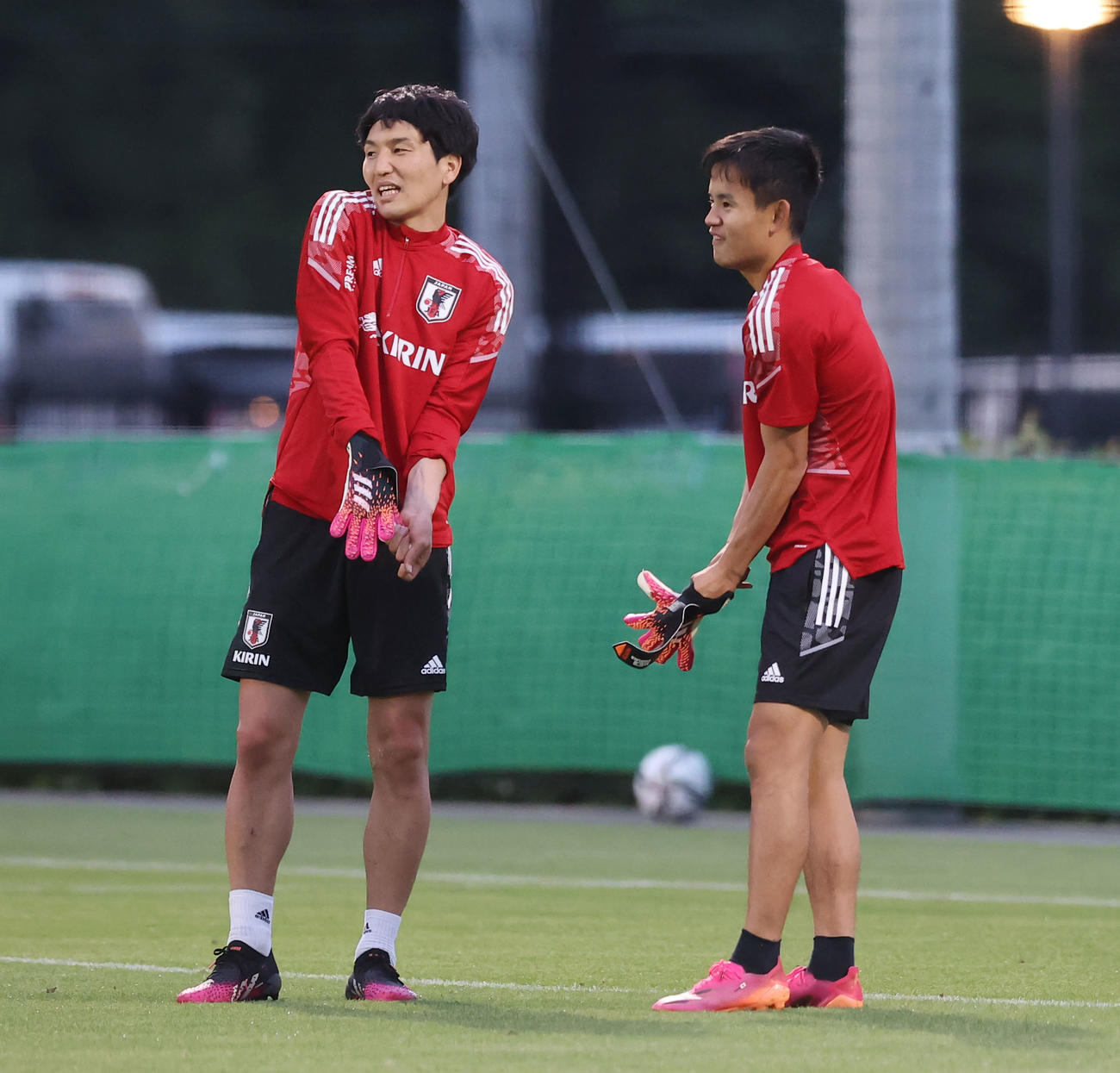 キーパーグローブを着け合い互いのシュート練習を受ける原口元気（左）と久保建英（2021年5月30日撮影・垰建太）