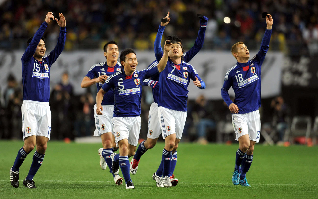 日本代表対Jリーグ選抜　先制弾を決め、喪章を天にかざす遠藤（右から2人目）ら日本代表イレブン（2011年3月29日撮影）