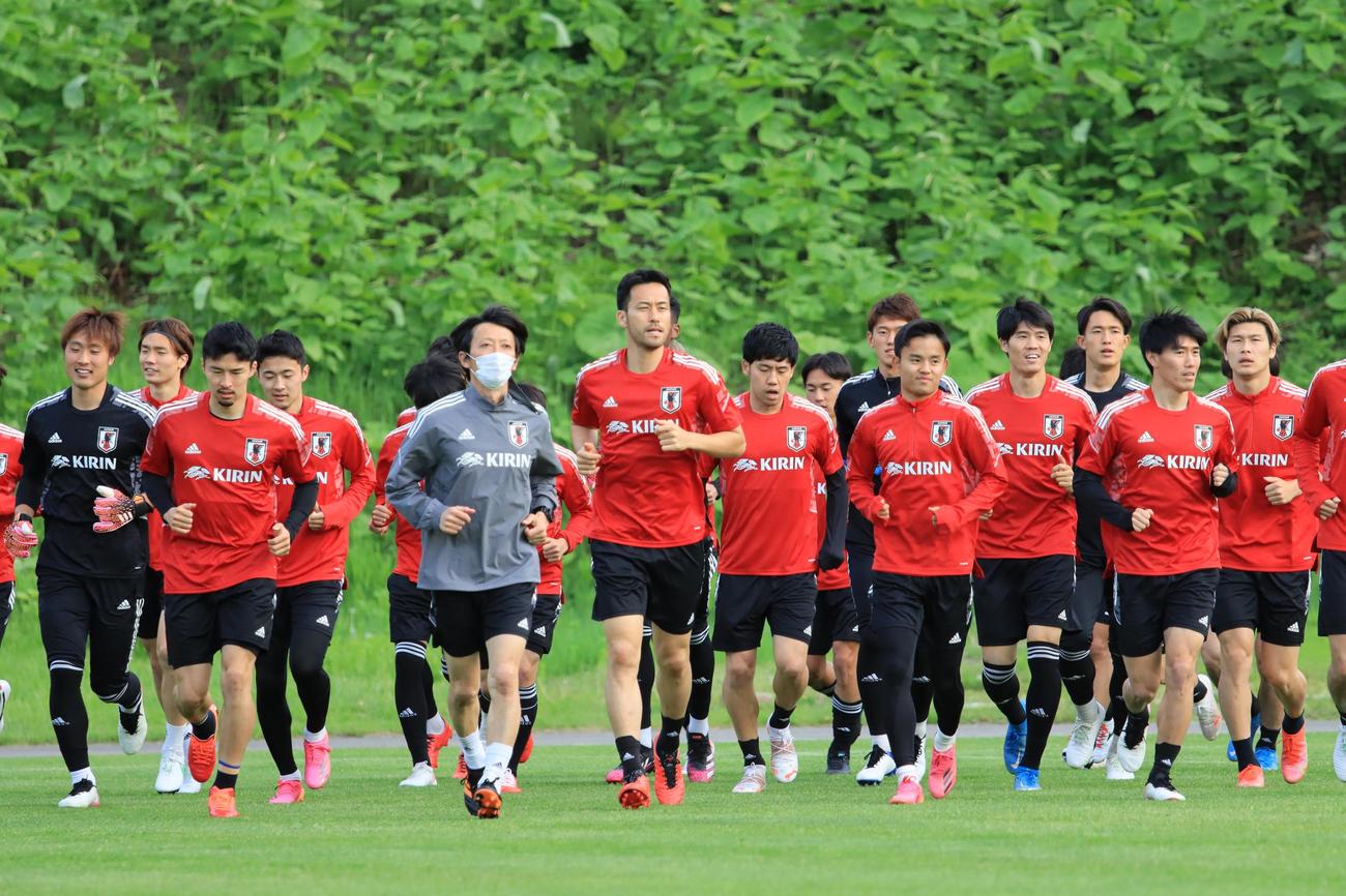 札幌市内で練習を行ったU－24日本代表の選手ら。先頭中央を走るのは吉田（撮影・保坂果那）