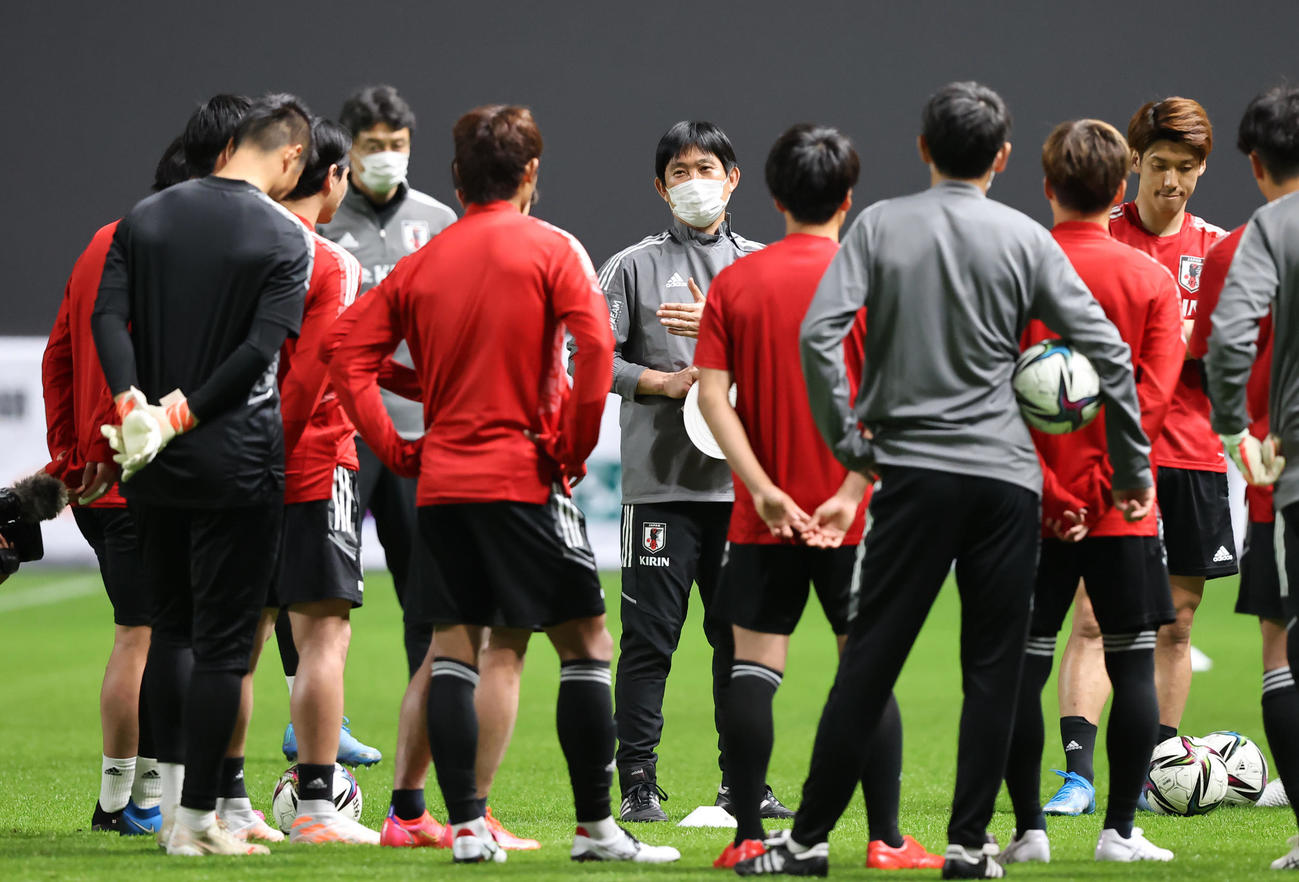 練習前、選手たちとミーティングを行う森保監督（中央）（撮影・垰建太）