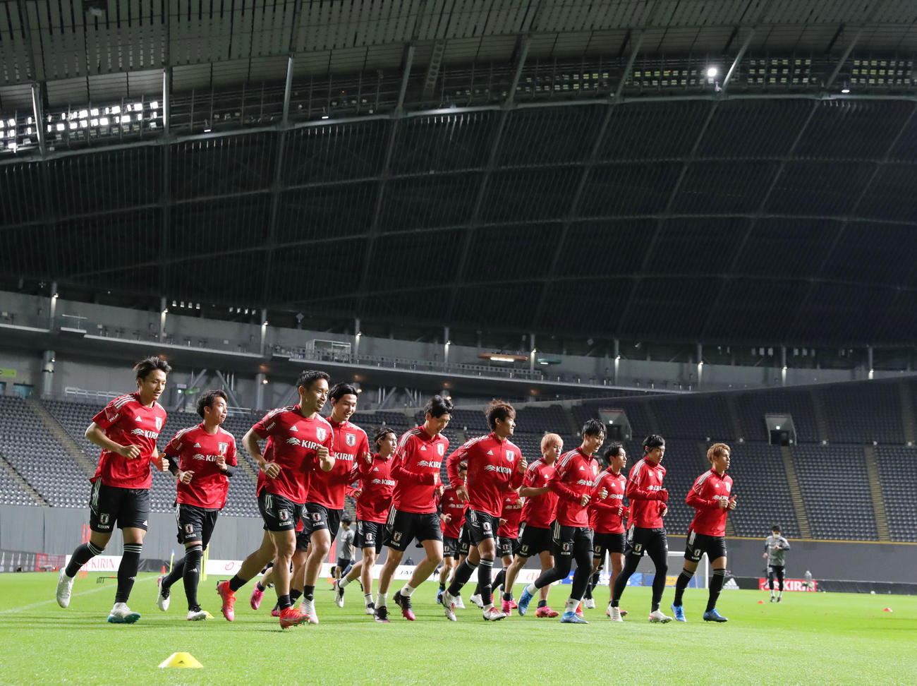 前日練習でランニングする長友（左から3人目）ら日本代表の選手たち（撮影・垰建太）