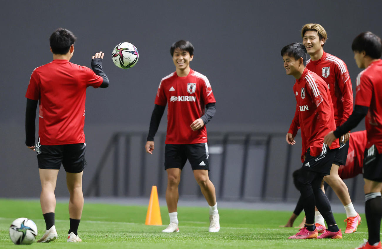 練習前、U－24の選手たちと笑顔を見せる久保（右から3人目）（撮影・垰建太）