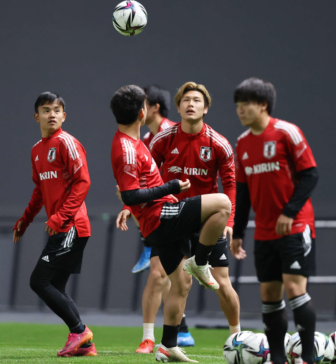 リラックスした表情でボールを触る久保（左）らU－24の選手たち（撮影・垰建太）