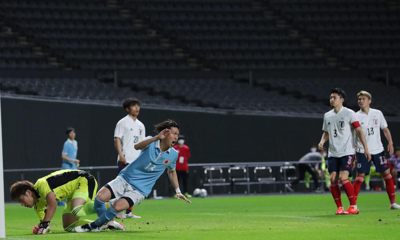 日本代表対U－24日本代表　前半、先制ゴールを決め雄たけびを上げる日本の橋本（中央）。左はUー24GK大迫敬（撮影・垰建太）