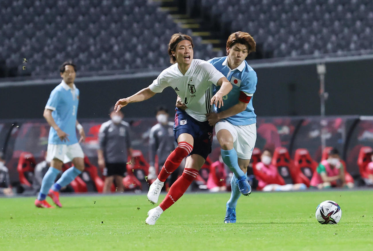 日本代表対Ｕ－24日本代表　前半、競り合うＵ－24の板倉（左）と日本の大迫勇（中央（撮影・垰建太）