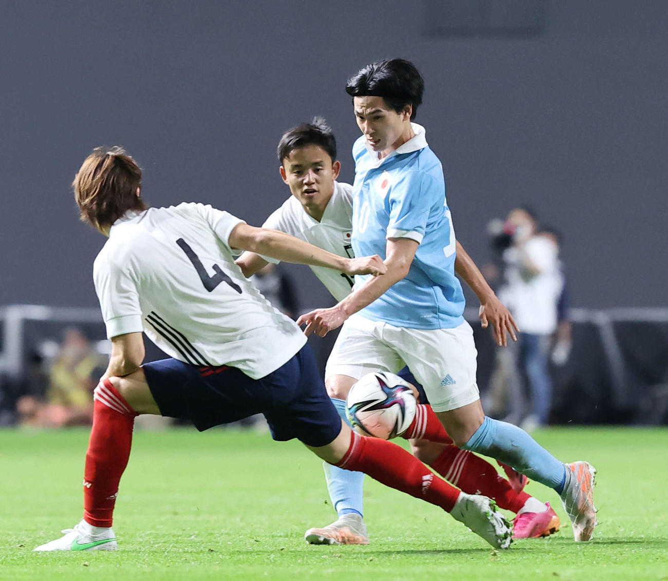 日本代表対U－24日本代表　前半、ドリブルする日本の南野（右）。左からUー24の板倉と久保（撮影・垰建太）