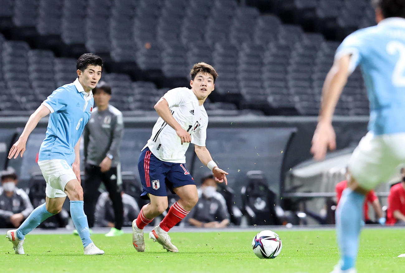 日本代表対U－24日本代表　後半、日本の谷口（左）と競り合いながらもパスを出すU－24の堂安（撮影・垰建太）