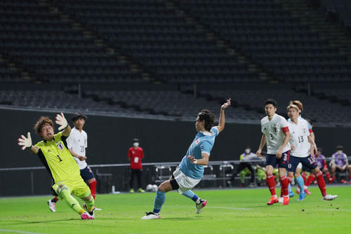 日本代表対U－24日本代表　前半、先制ゴールを決める日本の橋本（中央）。左はUー24GK大迫敬（撮影・垰建太）