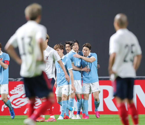 日本代表対U－24日本代表　後半、ゴールを決める日本の浅野（撮影・垰建太）
