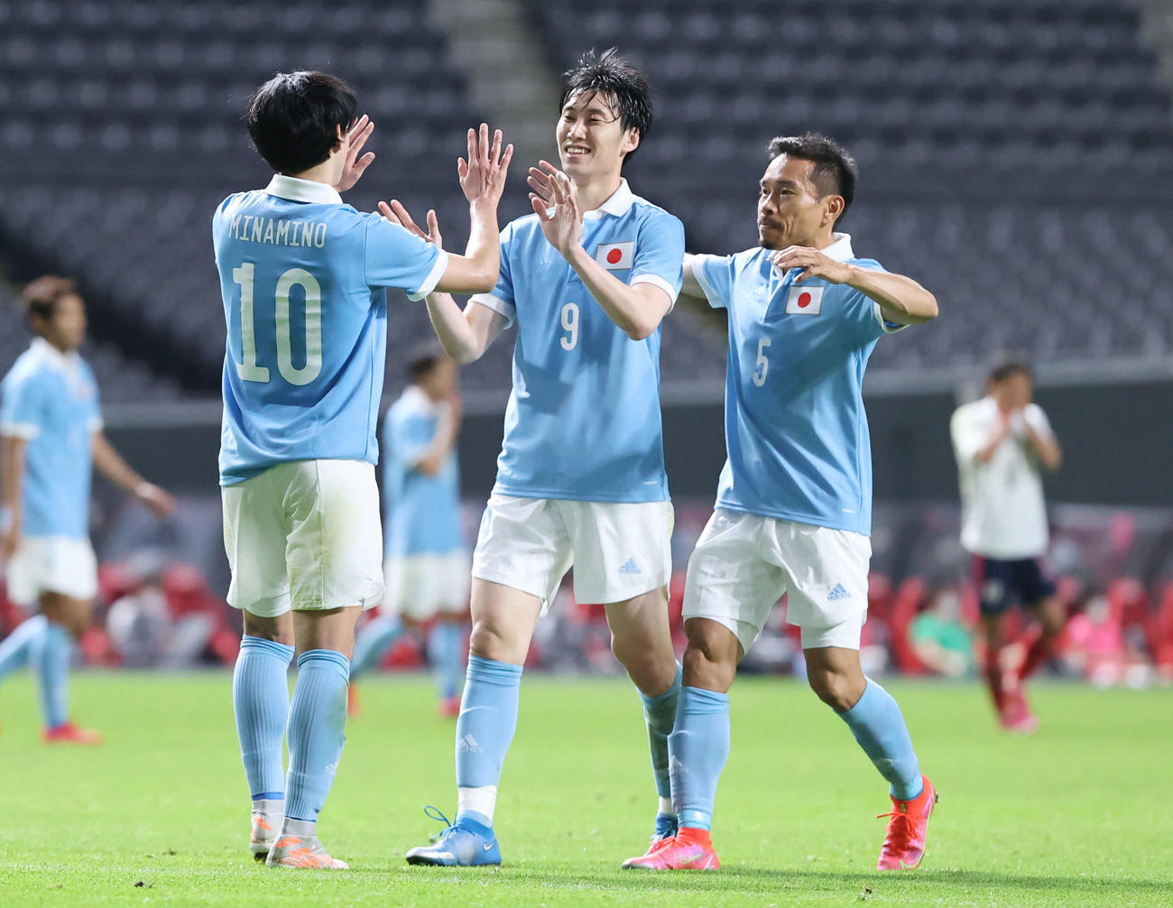 日本代表対U－24日本代表　前半、ゴールを決め日本の南野（左）とタッチを交わす鎌田（中央）。右は長友（撮影・垰建太）