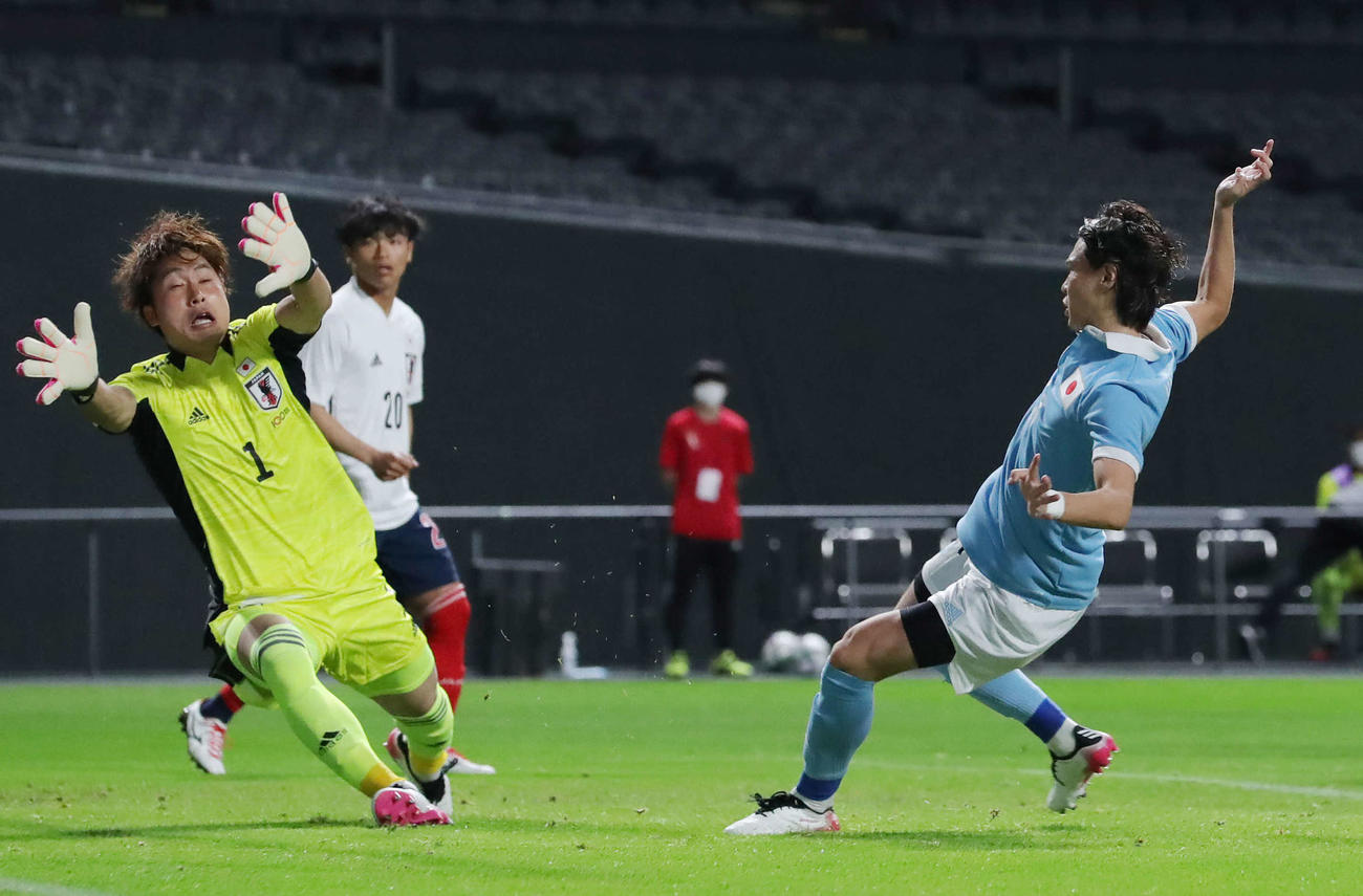 日本代表対U－24日本代表　前半、先制ゴールを決める日本の橋本（右）。左はU－24GK大迫敬（撮影・垰建太）