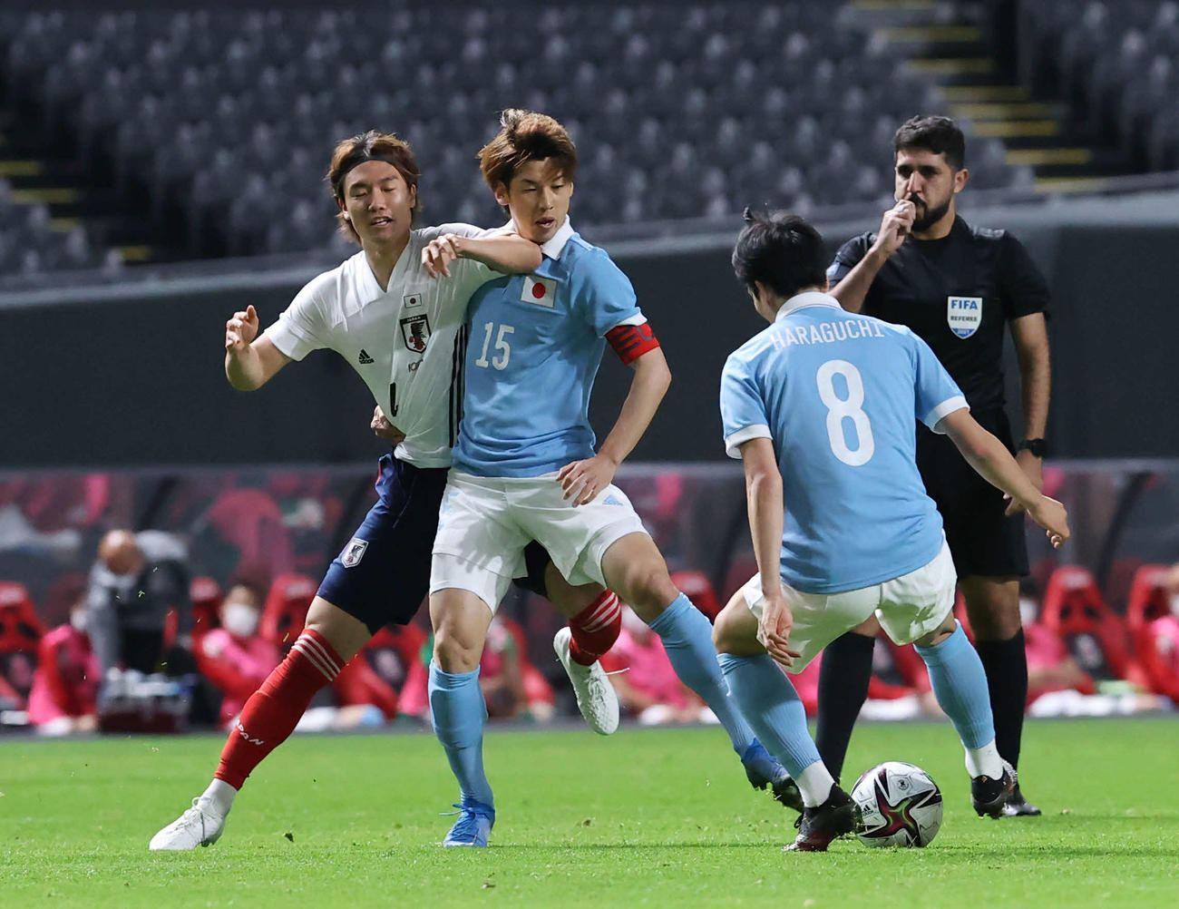 日本代表対U－24日本代表　前半、競り合うU－24の板倉（左）と日本の大迫勇（中央）。右は日本の原口（撮影・垰建太）