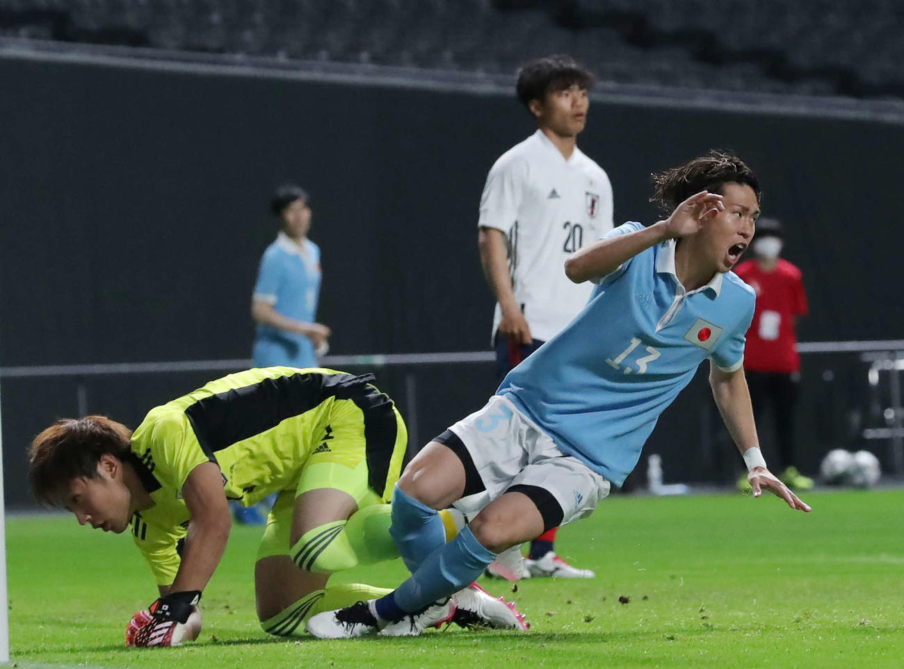 日本代表対U－24日本代表　前半、先制ゴールを決めて雄たけびを上げる日本の橋本。左はU－24GK大迫敬（撮影・垰建太）