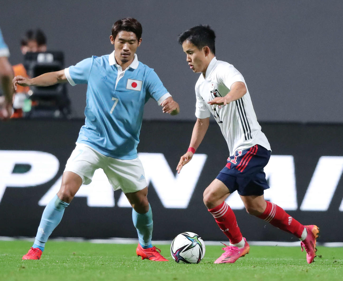 日本代表対U－24日本代表　前半、日本の守田（左）のマークを受けながらドリブルで仕掛けるU－24の久保（撮影・垰建太）