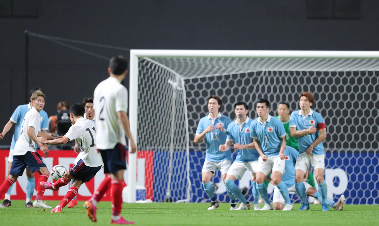 日本代表対U－24日本代表　前半、FKを蹴るU－24の久保（11番）と壁に入る、右から日本の大迫、植田、谷口、橋本（撮影・垰建太）