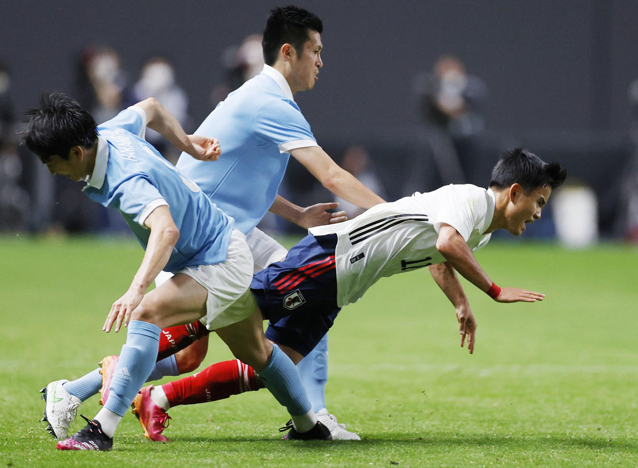 日本―U24　前半、突破を阻まれる久保建（右）（共同）
