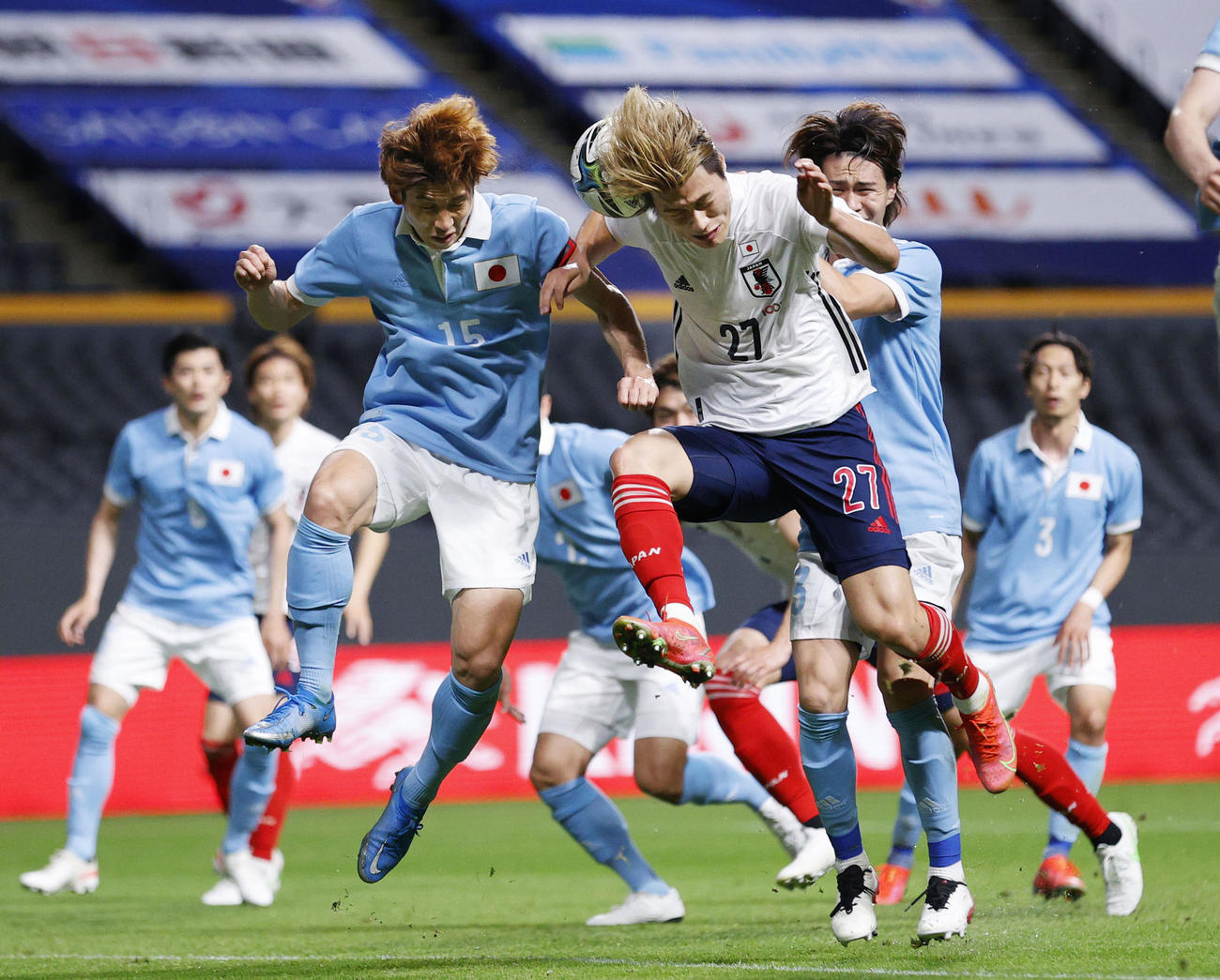 日本―U24　前半、ゴール前で競り合う大迫（手前左）と橋岡（共同）