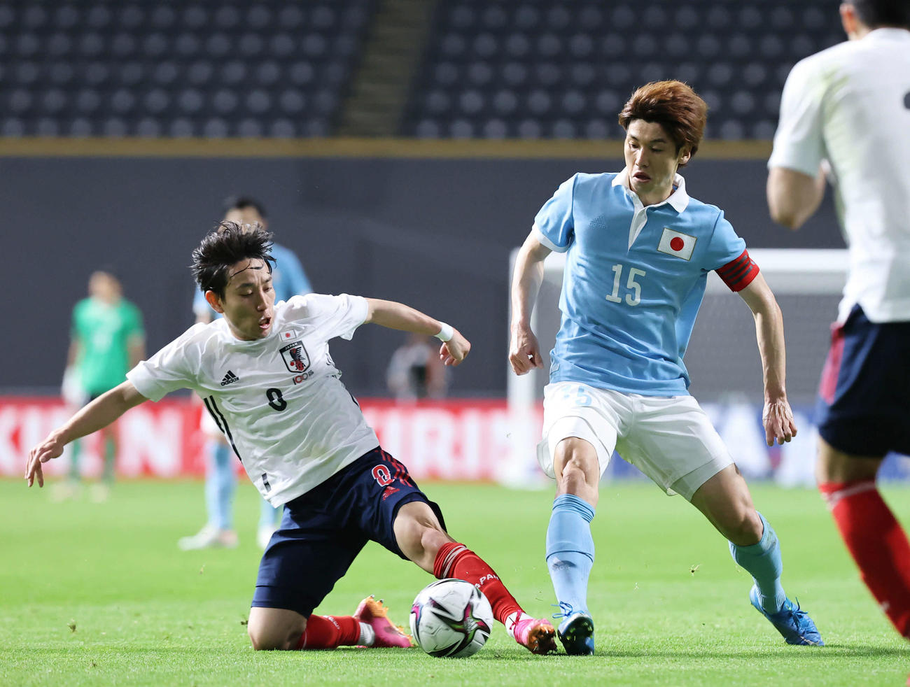 日本代表対U－24日本代表　前半、競り合うUー24の三好（左）と日本の大迫勇（撮影・垰建太）