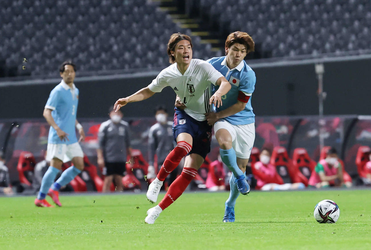 日本代表対U－24日本代表　前半、競り合うU－24の板倉（中央）と日本の大迫勇（右）（撮影・垰建太）