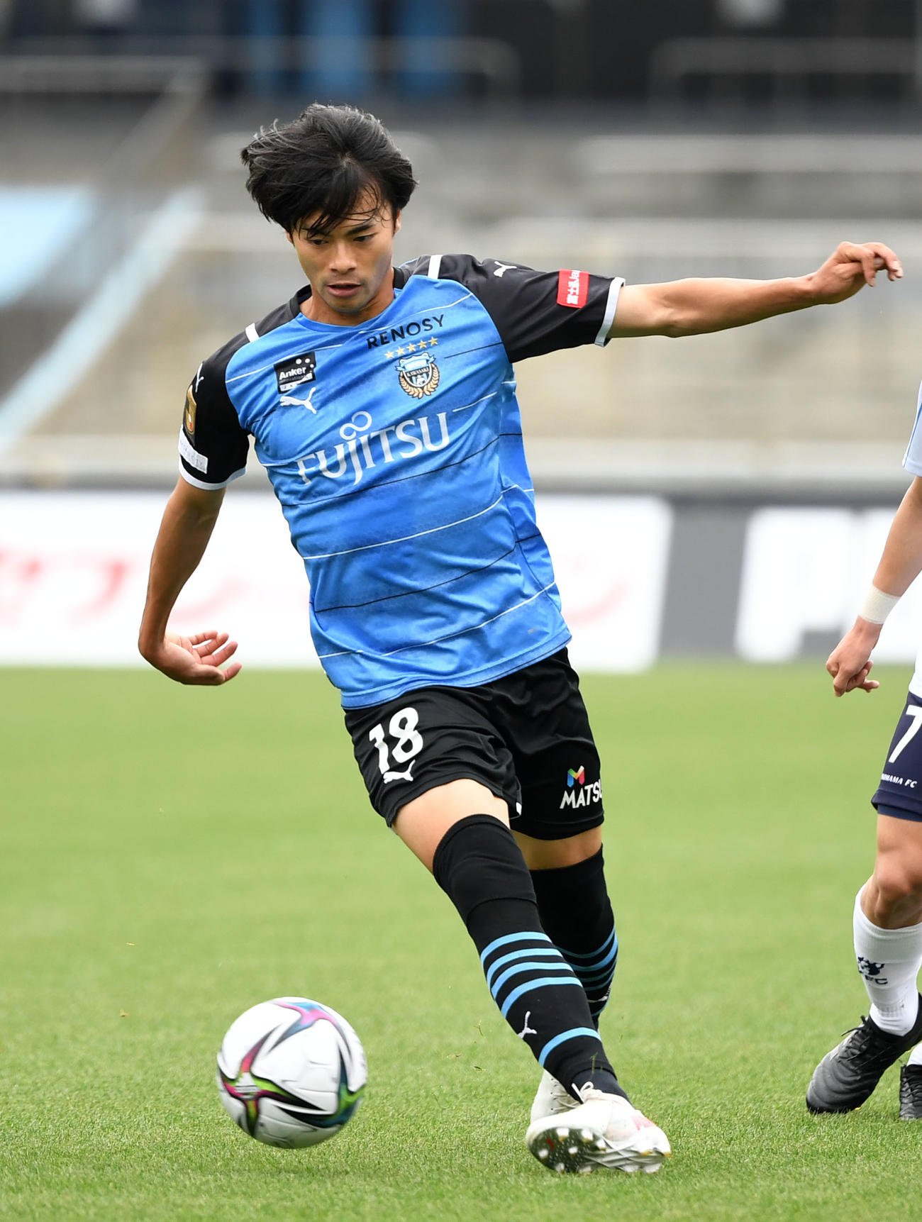 ドリブルする川崎F三笘薫（2021年5月22日撮影）