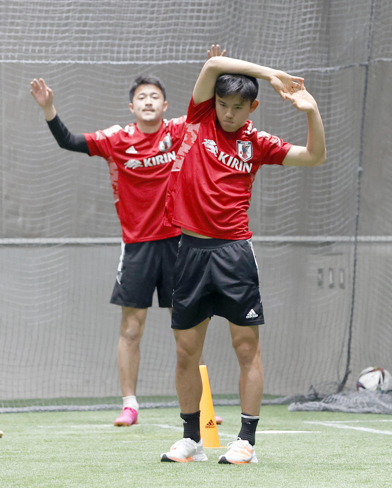 札幌ドームの室内でストレッチをするU－24日本代表MF久保（代表撮影）