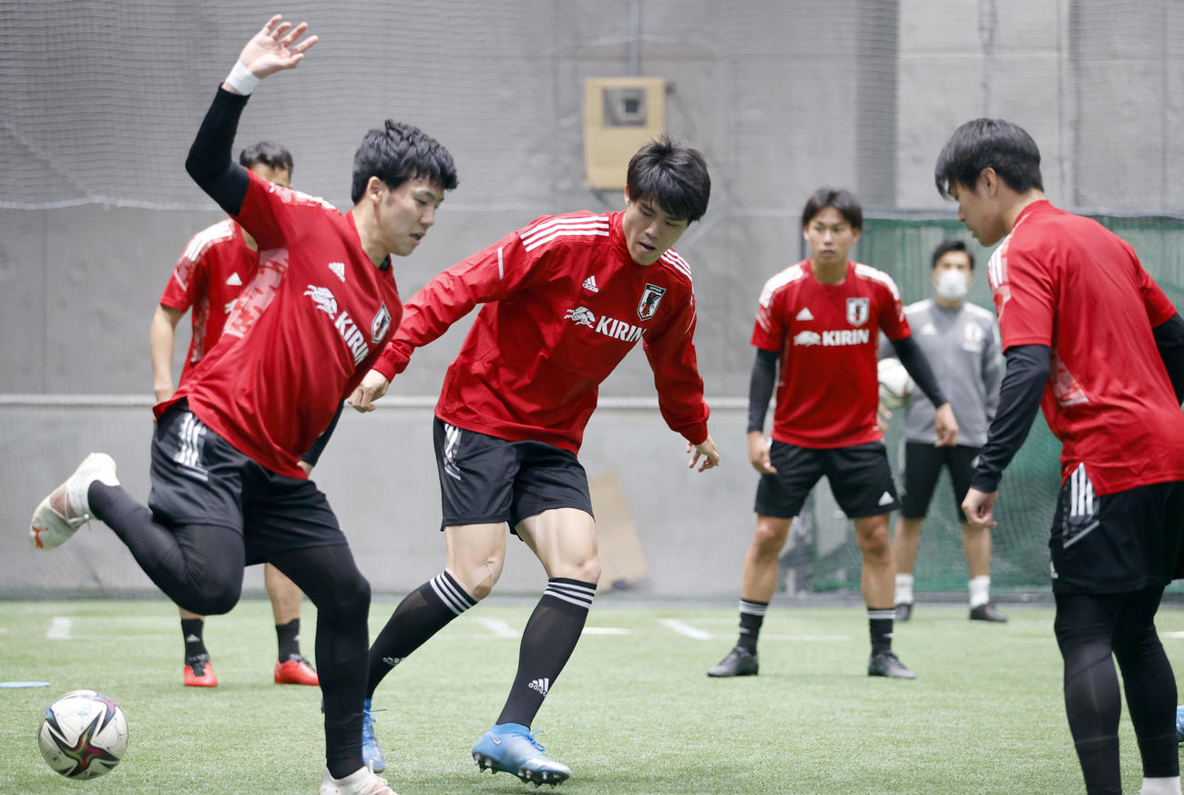 札幌ドームの室内でボール回しをするU－24日本代表DF冨安（中央）（代表撮影）