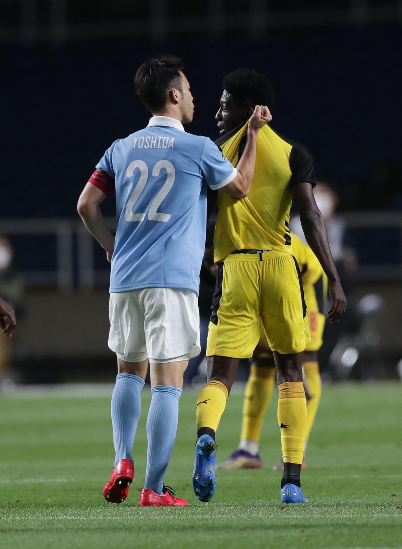 後半、相手のラフプレーに怒る吉田麻也（撮影・前田充）