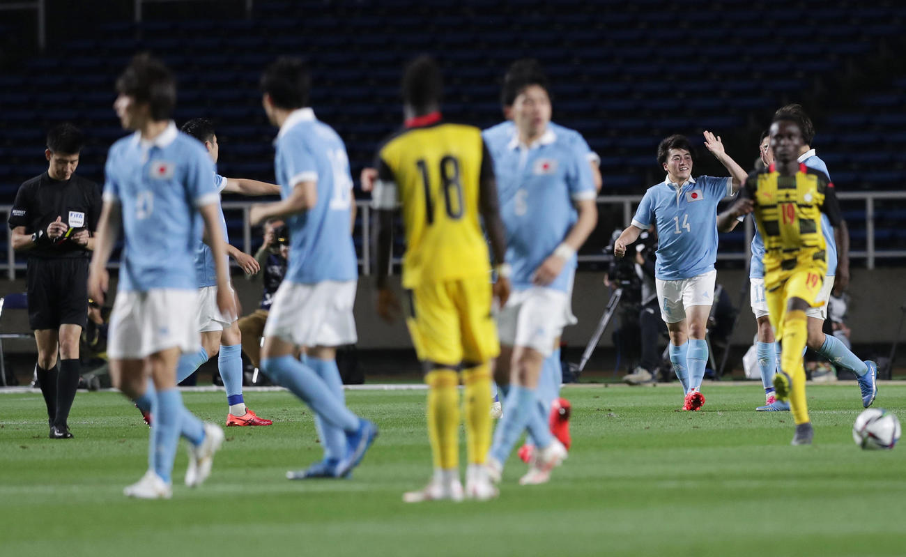 U－24日本対U－24ガーナ　後半、ゴールを決めて喜ぶ相馬（右後方から2人目）（撮影・前田充）