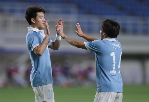 U－24日本対U－24ガーナ　　前半、先制ゴールを決めた堂安（左）は相馬と喜び合う（撮影・前田充）