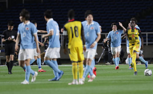 U－24日本対U－24ガーナ　後半、ゴールを決めて喜ぶ相馬（右後方から2人目）（撮影・前田充）