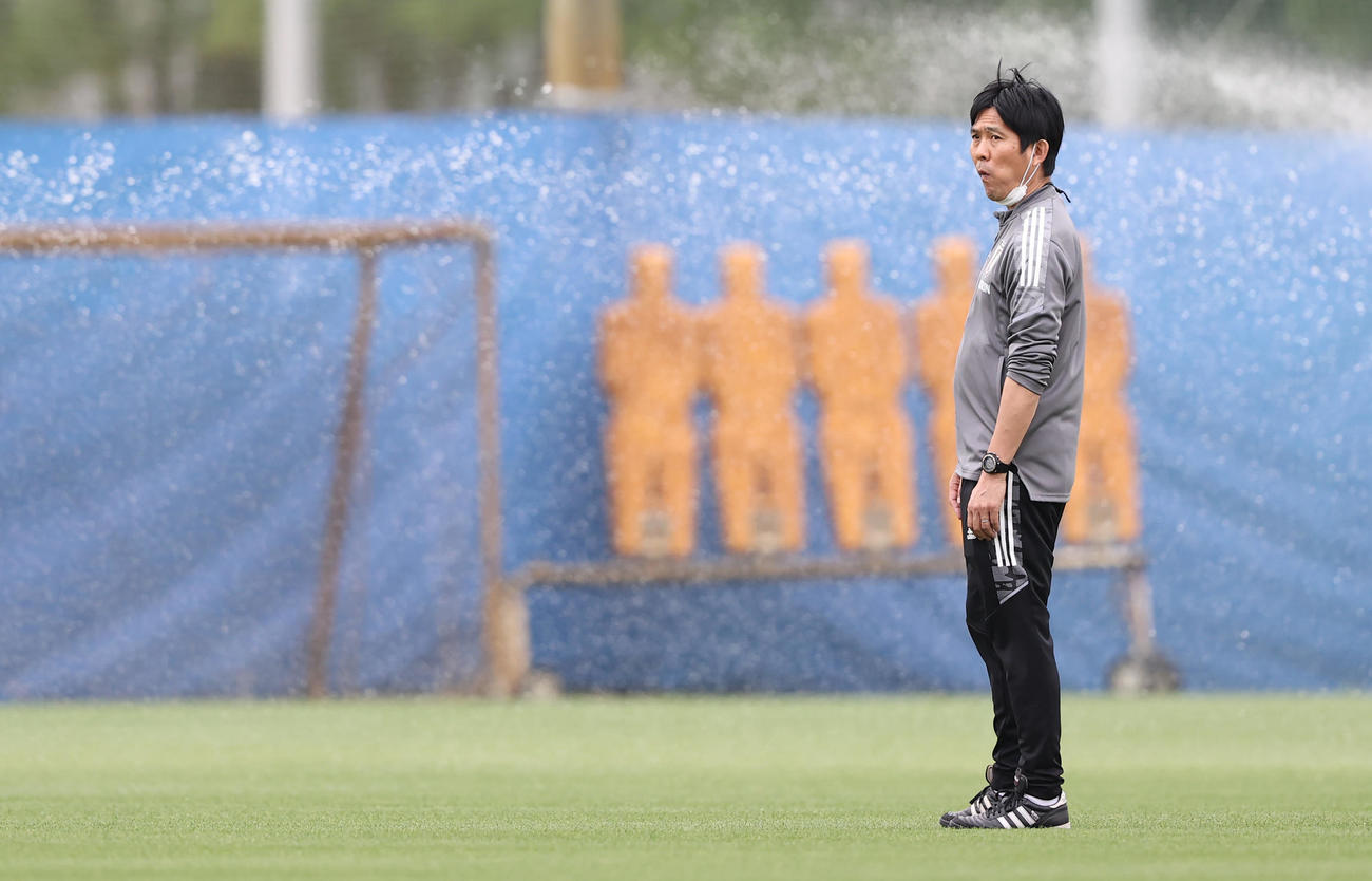 練習前、水が撒かれるピッチを見つめる森保監督（撮影・垰建太）