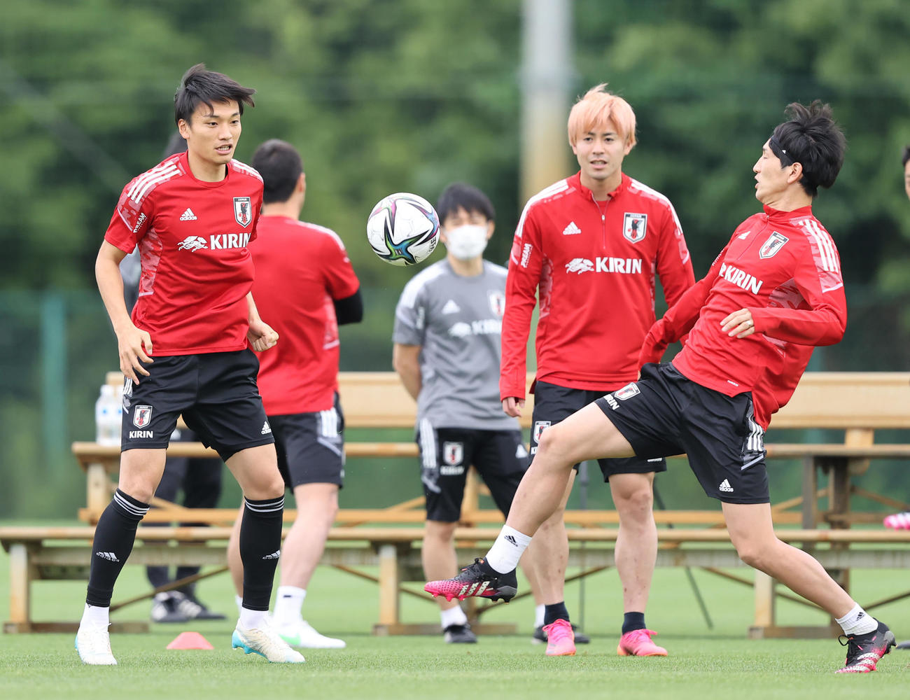 リラックスしながらボールを触る日本代表の中谷（左）、小川、原口（撮影・垰建太）