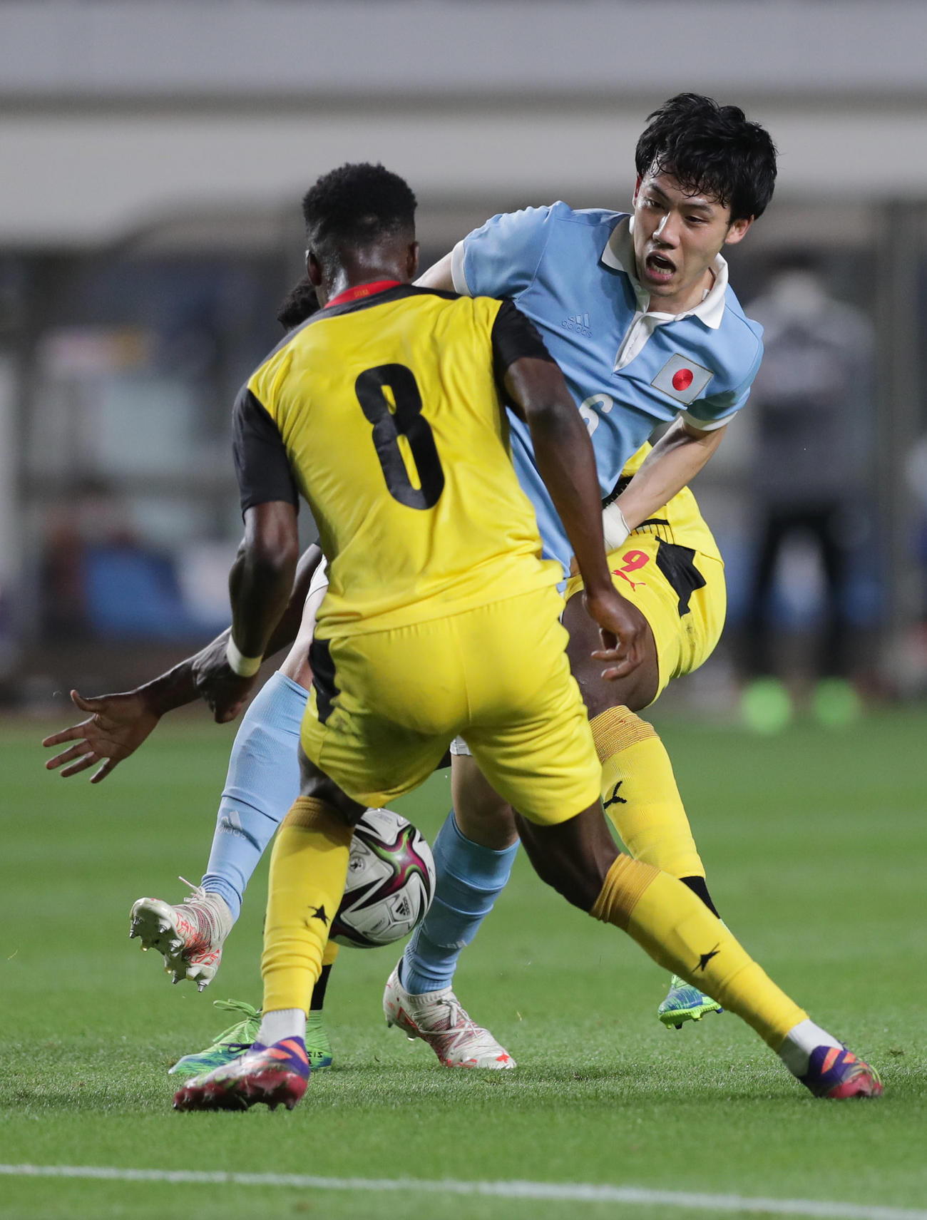 U－24日本対U－24ガーナ　前半、相手と激しく競り合う遠藤航（撮影・前田充）