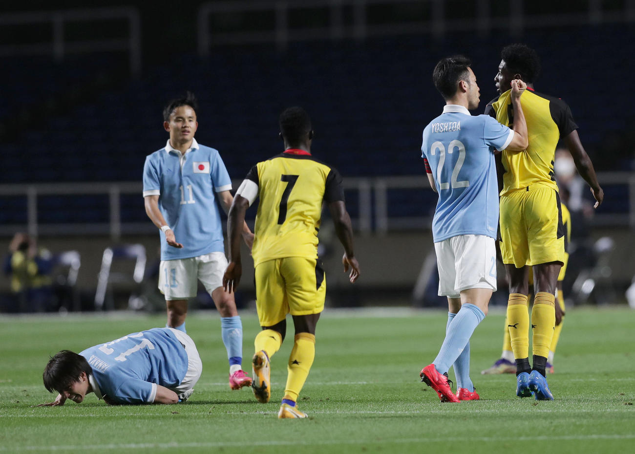 U－24日本対U－24ガーナ　後半、田中碧（左下）へのラフプレーで、ガーナ選手に詰め寄る吉田麻也（右から2人目）（撮影・前田充）