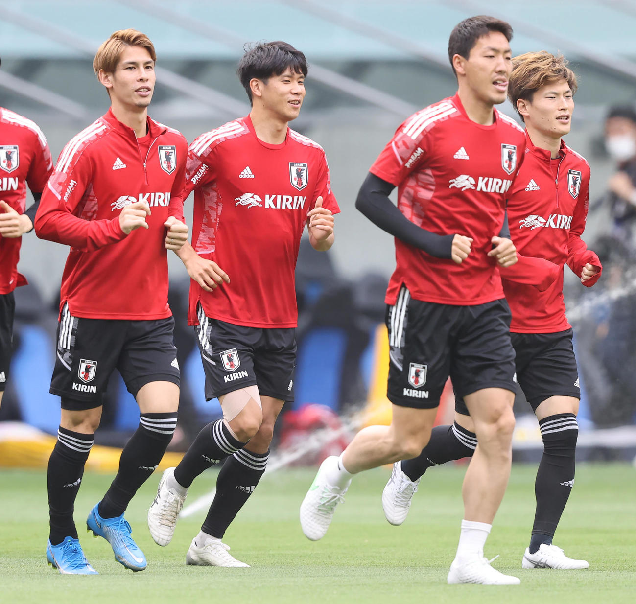 前日練習でランニングする日本代表の選手たち。左から佐々木、山根、昌子、古橋（撮影・垰建太）