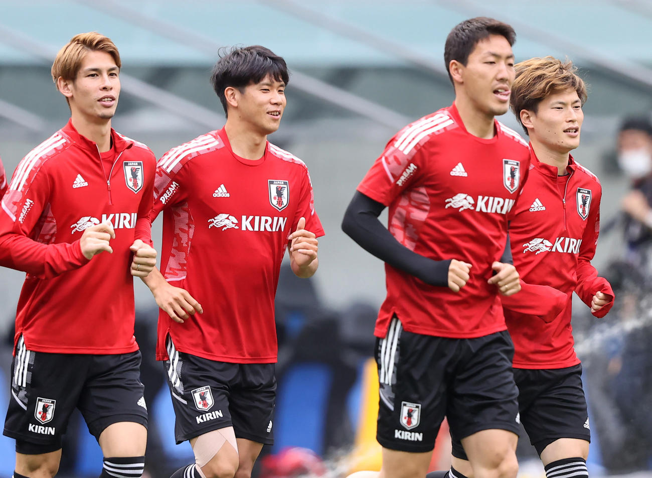 前日練習でランニングする日本代表の選手たち。左から佐々木、山根、昌子、古橋（撮影・垰建太）