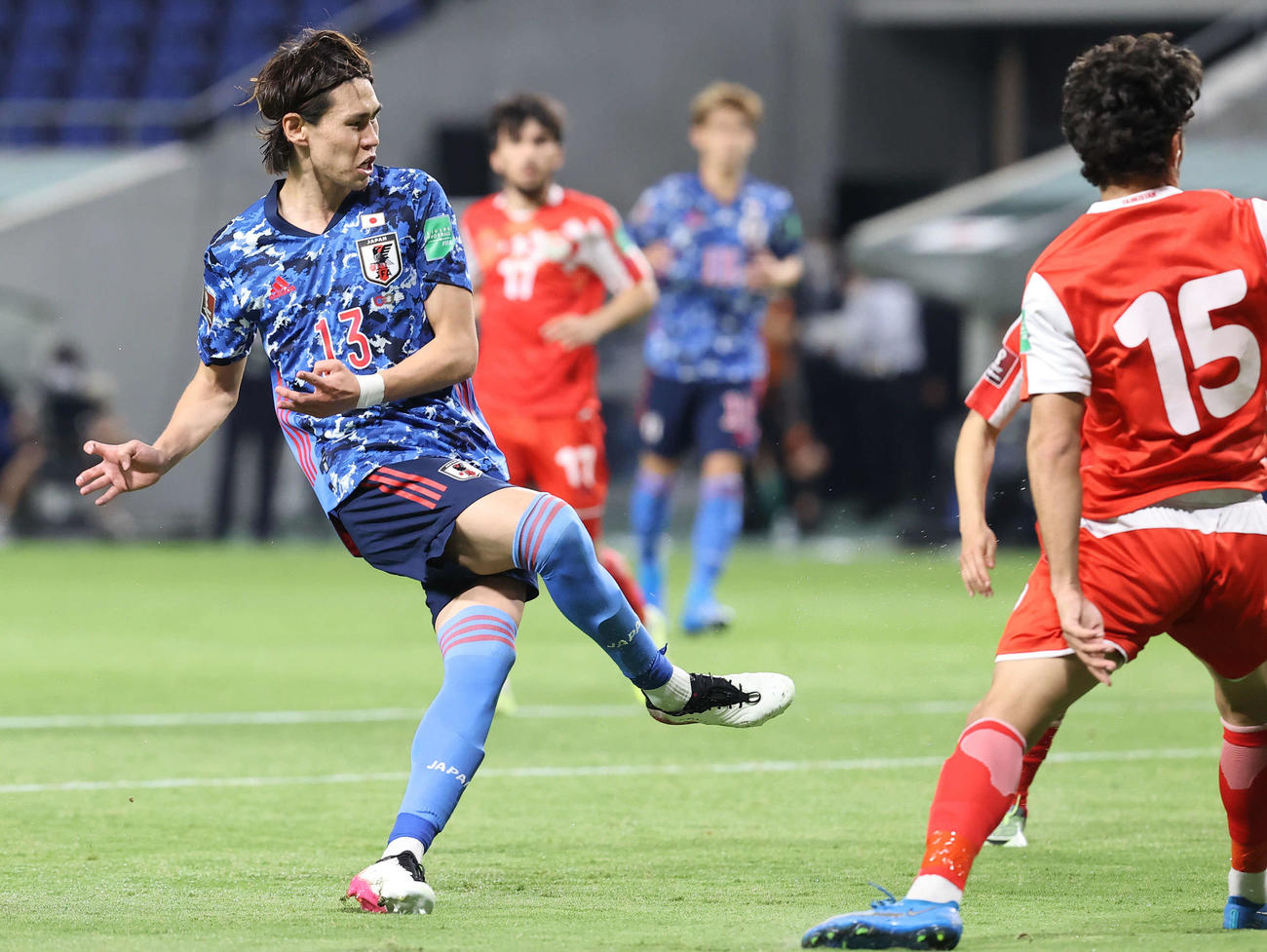 日本対タジキスタン　後半、代表初ゴールを決める橋本（左）（撮影・垰建太）