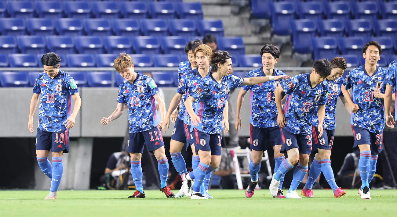 日本対タジキスタン　古橋を祝福するイレブン（撮影・垰建太）